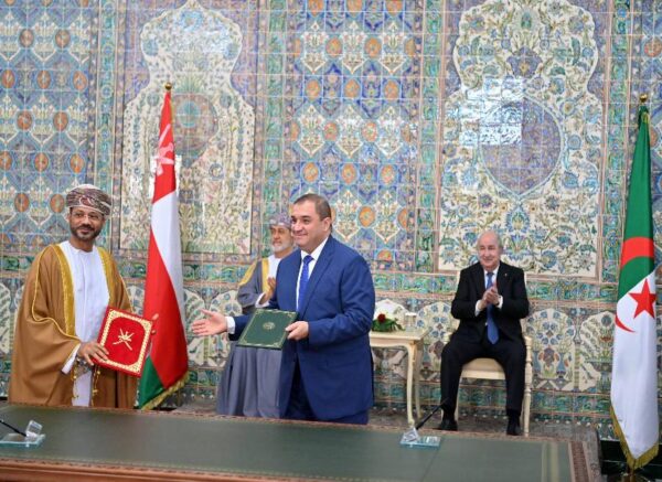 Le président de la République et le Sultan d'Oman président la cérémonie de signature de mémorandums