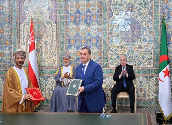 Le président de la République et le Sultan d'Oman président la cérémonie de signature de mémorandums