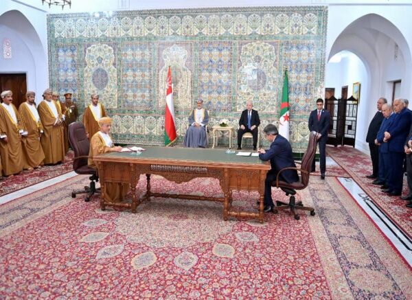 Le président de la République et le Sultan d'Oman président la cérémonie de signature de mémorandums