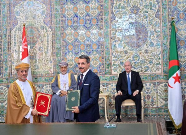 Le président de la République et le Sultan d'Oman président la cérémonie de signature de mémorandums