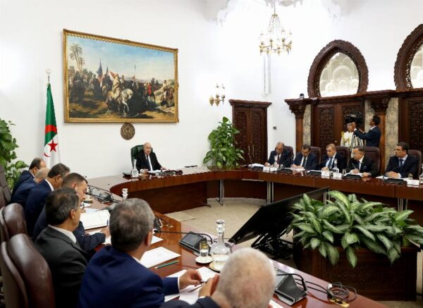 Le président de la République préside une réunion du Conseil des ministres