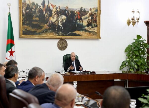 Le président de la République préside une réunion du Conseil des ministres