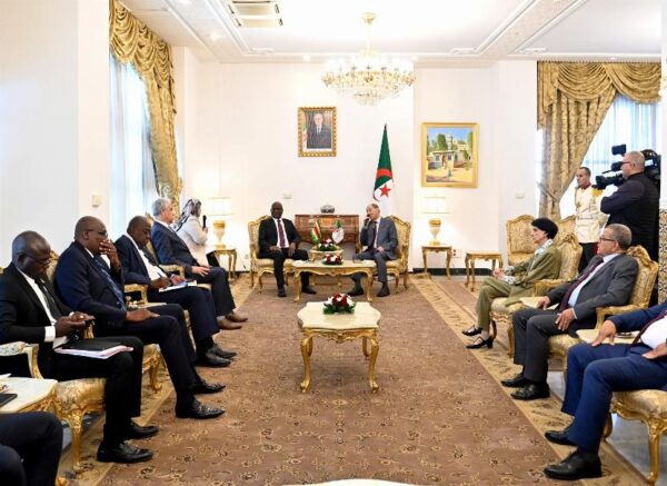 Le président de la Cour constitutionnelle reçoit une délégation de la Cour constitutionnelle du Zimbabwe
