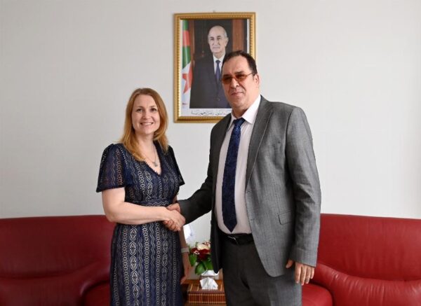 Le ministre de la communication reçoit l'ambassadrice de Slovénie en Algérie