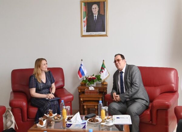 Le ministre de la communication reçoit l'ambassadrice de Slovénie en Algérie