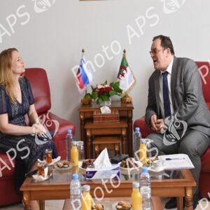 Le ministre de la communication reçoit l'ambassadrice de Slovénie en Algérie