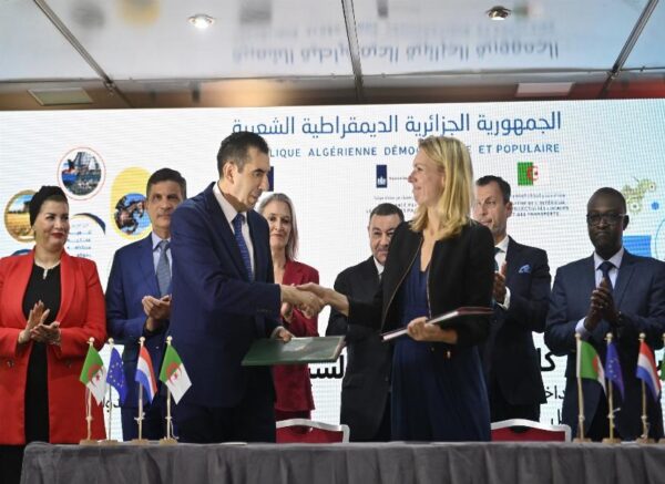 M. Sayoud préside la cérémonie de lancement du programme "ADIL"